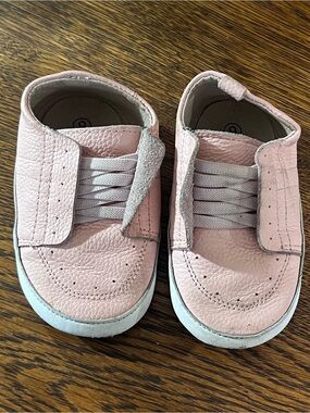 Little love bug size 6 Kids Pink Casual Leather Sneakers